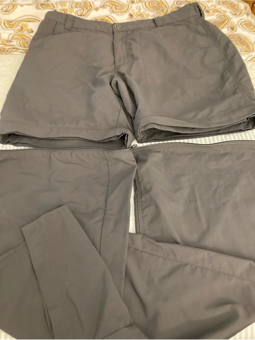 White Sierra Convertible Hiking Pant zip off thighs switch between Pants/Shorts